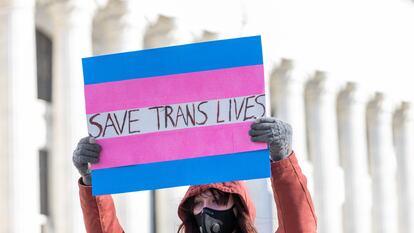 Manifestante en favor de las leyes trans en una manifestación organizada delante del Capitolio