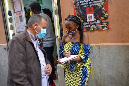 Becha Sita Kumbu, inspiradora del proyecto, registra a una persona que acude por primera vez a la Despensa Antirracista. Comienza la distribución de los paquetes de comida donada por la ONG World Central Kitchen para las más de 250 personas en situación de calle que acuden todos los días al proyecto. 