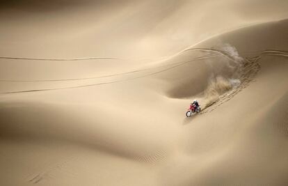 Motorista en un desierto durante el China Taklimakan Rally and CCR Xinjiang Station, en Shanshan, China.