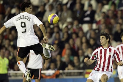 Morientes se lleva el balón con la espuela ante Javi Martínez.