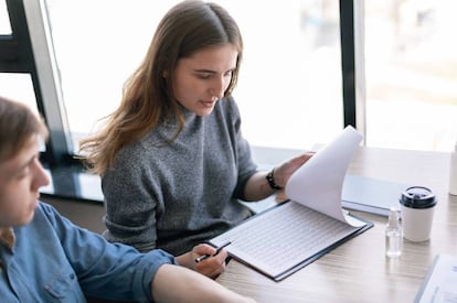 Una mujer revisa un documento. Getty Images