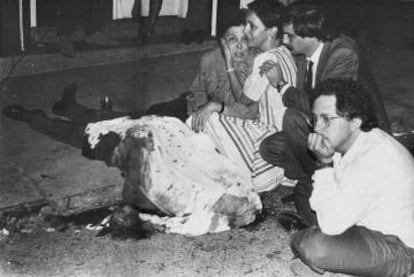 Héctor Abad Faciolince (sentado a la derecha), tras el asesinato de su padre en 1987.