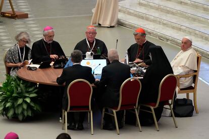 El papa Francisco, a la derecha,  en la sesión de apertura de la 16ª Asamblea General del Sínodo de los Obispos, este miércoles.