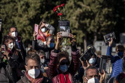 Los asistentes han llevado rosas y claveles en la despedida de Almudena Grandes, en el Cementerio Civil de la Almudena.