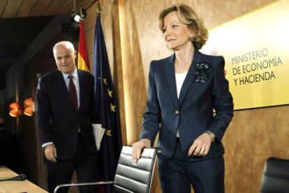 Elena Salgado junto al secretario de Estado de Economía, José Manuel Campa, en la rueda de prensa de ayer.