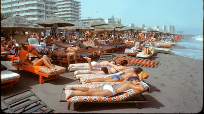 Turistas en la playa de Torremolinos (Málaga), en 1979. GETTY