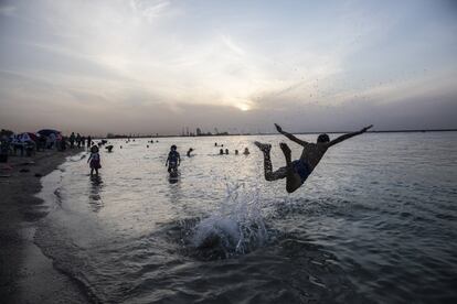 Es jueves por la tarde y la playa de Trípoli está abarrotada de gente. El viernes y el sábado son días de descanso en Libia, igual que en Argelia, por lo que es víspera de festivo