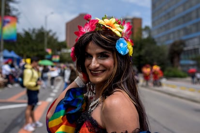 Una manifestante posa durante la marcha LGBTIQ+ en el Parque Nacional de Bogotá.