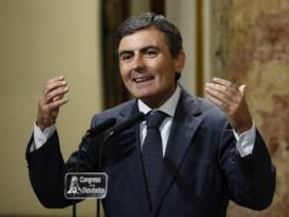 El portavoz de Economía del grupo socialista, Pedro Saura, durante las declaraciones que ha realizado hoy en el Congreso, donde se celebra sesión plenaria.