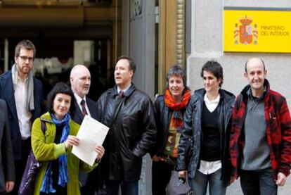 Miembros de Sortu frente a la sede del ministerio del Interior en el momento de presentar sus estatutos el 9 de febrero.