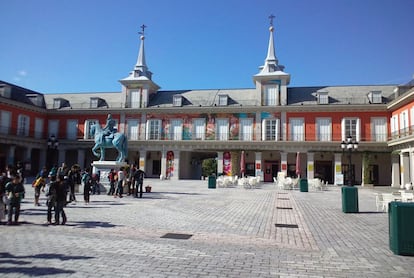 En el parque temático Spanish Village de la ciudad japonesa de Shima, se puede pasear por la Plaza Mayor de Madrid, tomar las doce uvas en otra Puerta del Sol o contemplar los Pirineos. popurrí hispano con toque 'kitsch'.