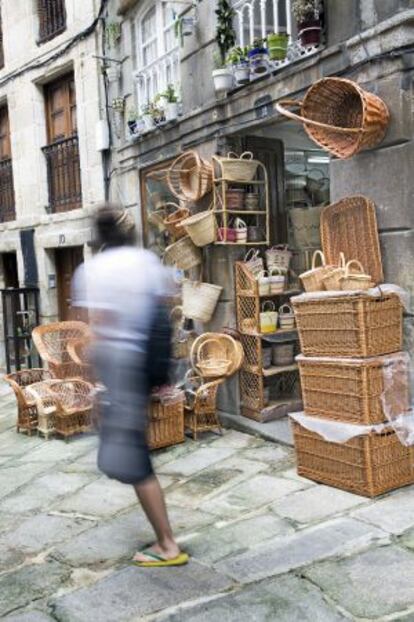 TIenda de objetos de mimbre en la rúa dos Cesteiros, en Vigo.