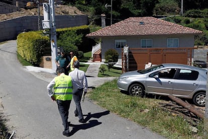 Agentes de la Guardia Civil en las inmediaciones de la casa donde han sido hallados muertos un hombre y una mujer con heridas de arma de fuego.