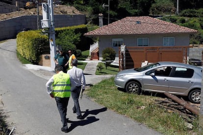 Agentes de la Guardia Civil en las inmediaciones de la casa donde han sido hallados muertos un hombre y una mujer  con heridas de arma de fuego.