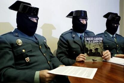 Guardias Civiles encapuchados ofrecen una rueda de prensa para denunciar el trato que reciben del Gobierno