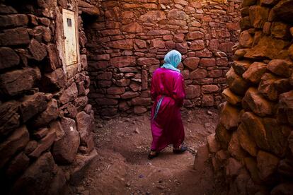 La cooperativa Tigemine, al sur de Marruecos, en el valle de Ourika, se dedica a la extracción de forma artesanal del codiciado aceite de argán. Las trabajadoras son todas mujeres que han sido repudiadas por sus maridos o vuidas, analfabetas y jefas de su familia. Este trabajo les da la oportunidad de tener independencia económica y no necesitar de ningún miembro masculino de la familia para sustentarse. Mina es una de ellas. Antes de acudir a su empleo, se levanta todos los días a las cinco de la mañana para ir a buscar hierbas para alimentar a la vaca que posee la familia. Mientras, su hija mayor prepara el pan del desayuno para seis personas. A pesar de su delicado estado de salud, Mina tiene que realizar trabajos que suponen un gran esfuerzo físico en el hogar.