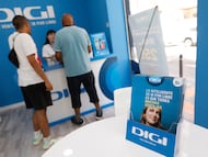 Clientes en una tienda de Digi.