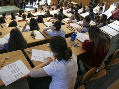 Un grupo de alumnos realiza las pruebas de acceso a la Universidad en Madrid.