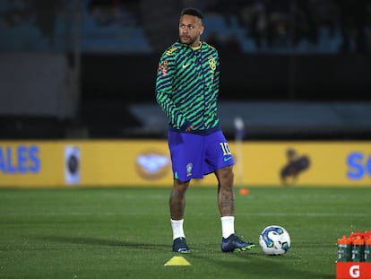 Neymar entrena en el estadio Centenario, en Montevideo (Uruguay), el 17 de octubre de 2023.