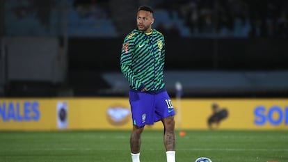 Neymar entrena en el estadio Centenario, en Montevideo (Uruguay), el 17 de octubre de 2023.