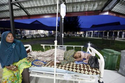Victimas del terremoto reciben atención médica en un hospital de campaña en Pidie Jaya, Aceh (Indonesia).