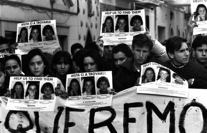 28 de enero de 1993. Concentración de jóvenes en la plaza del pueblo de Alcàsser, un día después de ser encontrados los cuerpos de las tres niñas.