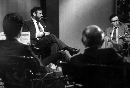 Alfonso Guerra y, a la izquierda, Jos&eacute; Luis Balb&iacute;n en el programa &#039;La Clave&#039; de TVE en 1981. 