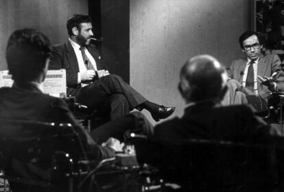 Alfonso Guerra y, a la izquierda, José Luis Balbín en el programa 'La Clave' de TVE en 1981.