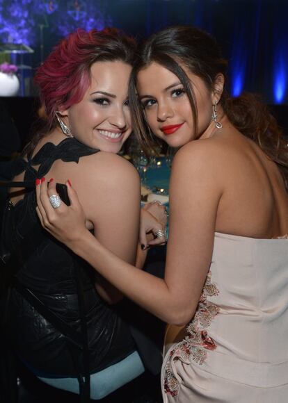 Demi Lovato y Selena Gomez se conocieron a los siete años en el programa infantil 'Barney y sus amigos'. Juntas lograron entrar en Disney y protagonizar series y películas de la compañía. Se distanciaron cuando Gomez se hizo también muy amiga de la cantante Taylor Swift. Con el paso de los años han vuelto a recuperar su relación y se apoyan mutuamente.