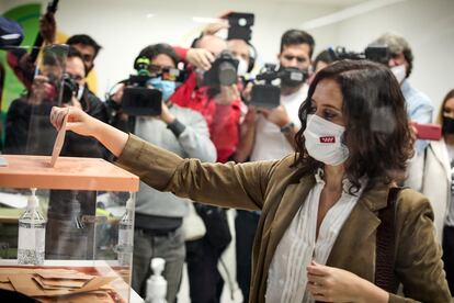 PP candidate Isabel Díaz Ayuso casts her vote on Tuesday morning.