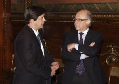 Fotografía facilitada por el ministerio de Hacienda de su responsable, Cristóbal Montoro, conversando con el secretario de Estado de Hacienda, Miguel Ferre, en la sede del ministerio.