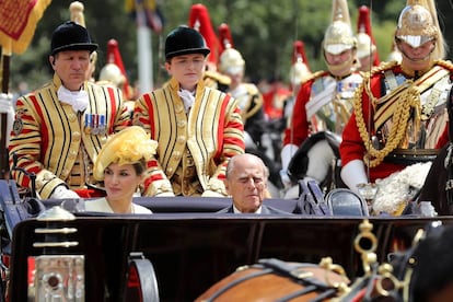 Letizia y el duque de Edimburgo a su llegada al palacio de Buckingham.