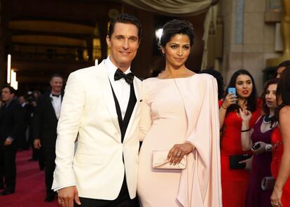 Matthew McConaughey, nominado por 'Dallas Buyers Club', de blanco, con Camila y fiel a su chaleco. Entre los más elegantes.