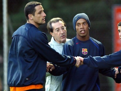 Paco Seirul·lo, con Belletti, Ronaldinho y Sylvinho en un entrenamiento del Barça.