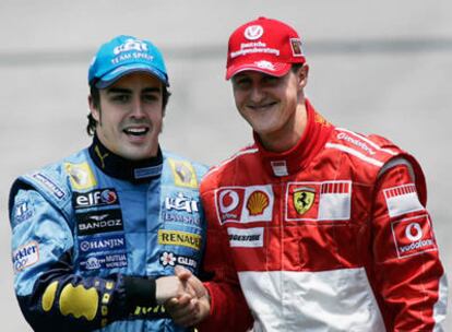 Schumacher y Alonso, Premio Príncipe de Asturias en 2005, se estrechan las manos