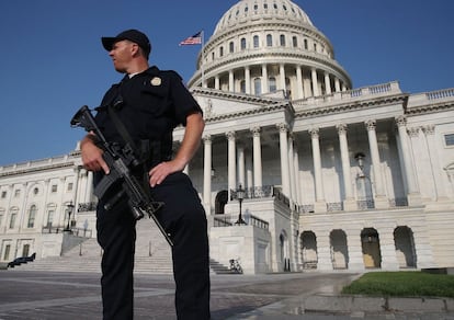 Un oficial de la Policía del Capitolio monta guardia en el edificio del Capitolio.