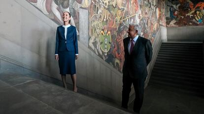 Claudia Sheinbaum y López Obrador en las escalinatas del Palacio Nacional, el 10 de junio.