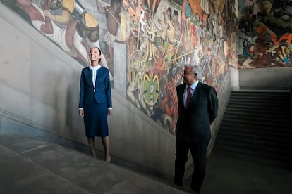Claudia Sheinbaum y López Obrador en las escalinatas del Palacio Nacional, el 10 de junio.