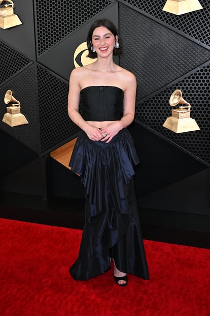 La cantante y compositora Gracie Abrams, que ha teloneado a Taylor Swift durante el 'Eras Tour', confió en un clásico de la alfombra roja: color negro más escote palabra de honor. Su 'look' es de Chanel.