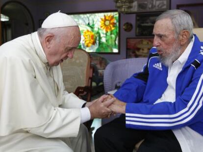 El papa Francisco junto a Fidel Castro en Cuba. 