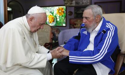 El papa Francisco junto a Fidel Castro en Cuba.