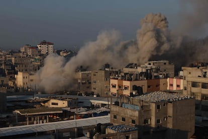 Columnas de humo se elevan sobre Rafah tras un bombardeo israelí este viernes.