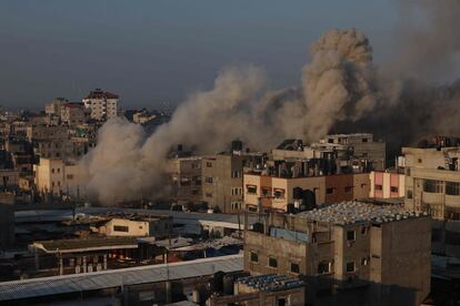 Smoke billows in Rafah following an Israeli air raid on the southern Gaza Strip city on December 1, 2023.