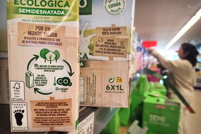 Productos con etiquetas medioambientales en sus envases, este jueves en un establecimiento de Sevilla. 