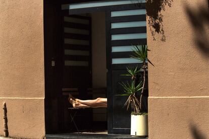 Una chica toma el sol sin salir de su casa, en Barcelona