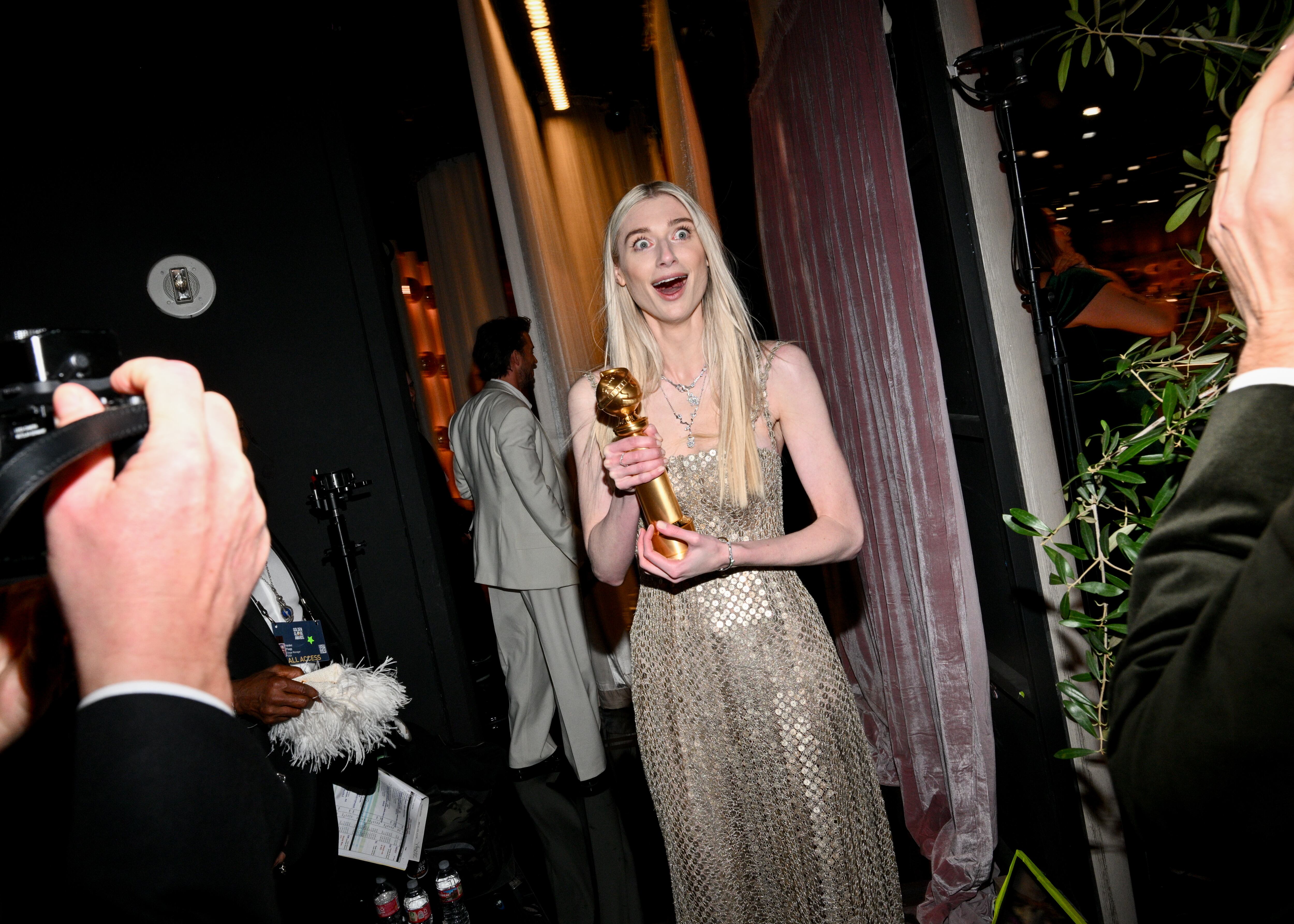 Elizabeth Debicki se llevó el Globo de Oro (y una buena sorpresa) por su interpretación de Lady Di en la última temporada de 'The Crown'.