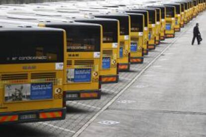 Autobuses de la empresa pública Carris permanecen estacionados en la estación de Miraflores durante una huelga parcial el pasado 7 de noviembre de 2013. EFE/Archivo