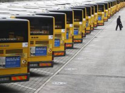 Autobuses de la empresa pública Carris permanecen estacionados en la estación de Miraflores durante una huelga parcial el pasado 7 de noviembre de 2013. EFE/Archivo