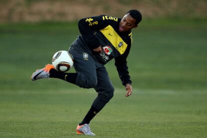 Robinho hace malabarismos con el balón en el campo de prácticas de la selección brasileña en Johanesburgo.