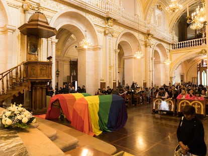 Familiares, amigos y activistas LGBT+ en la misa en honor a Ociel Baena, en la catedral de Aguascalientes, el 14 de noviembre.